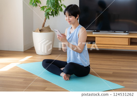 一個女人在客廳做瑜伽 124531262