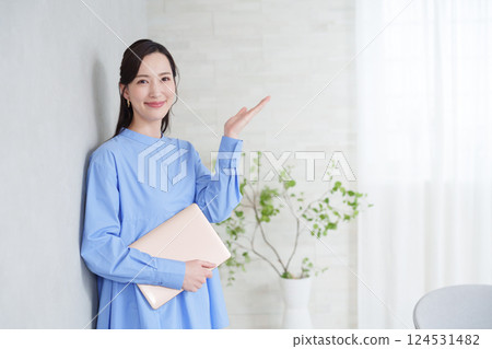 使用計算機的商界女性 124531482