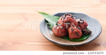 Bonito plum Kishu Nanko plum (pickled plum) 124531674