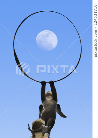 丘比特雕像舉著大圓環指向天空 丘比特雕像舉著大圓環指向天空 124531710