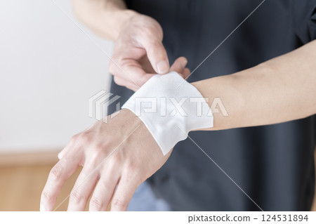 男人在手腕敷藥，手腕疼痛，肌腱炎，扭傷，關節痛，身體部位 124531894