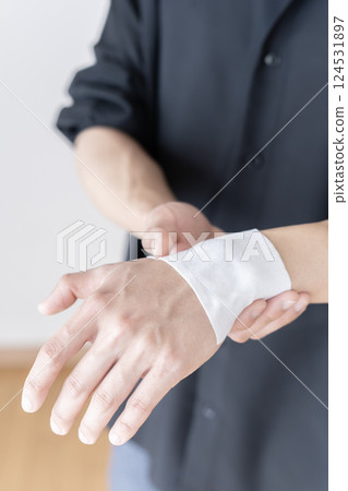 男人在手腕敷藥，手腕疼痛，肌腱炎，扭傷，關節痛，身體部位 124531897