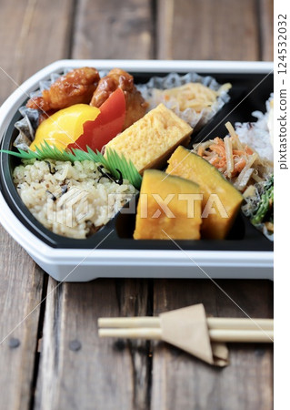 健康的日式外帶午餐盒:均衡飲食 健康的日式外帶午餐盒:均衡飲食 124532032