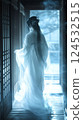 一位身穿白色長袍的女子凝視著風景 124532515