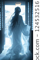 一位身穿白色長袍的女子凝視著風景 124532516