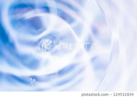 水滴落在水面上。 124532834