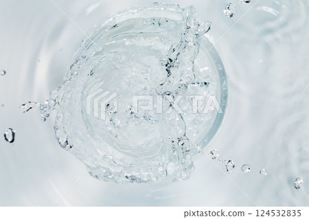 水從管道中噴出。 水從管道中噴出。 124532835