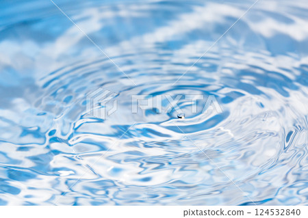 Drops of water falling on the surface of the water. 124532840