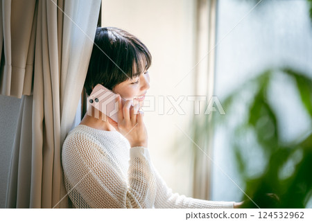 在房間裡操作智能手機的女人 124532962