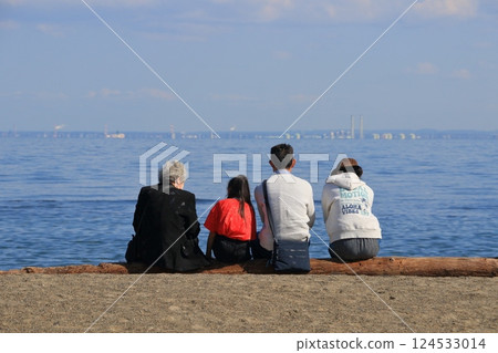 A family watching the sea 124533014