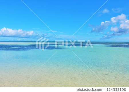 沖繩竹富島藍天和大海 124533108