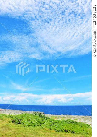 Okinawa: Blue sky and ocean on Hateruma Island 124533122