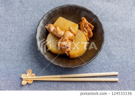燉雞肉和蘿蔔 124533136