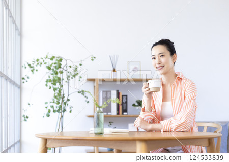 在客廳喝咖啡的女人 在客廳喝咖啡的女人 124533839