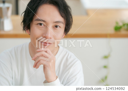 微笑的男人用手托著下巴 微笑的男人用手托著下巴 124534092