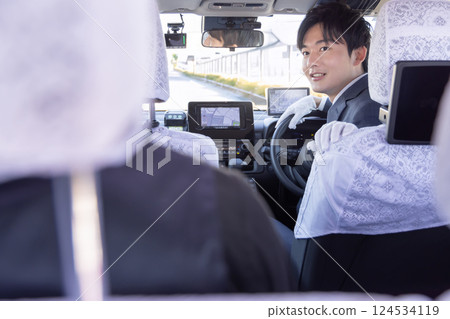 計程車司機和顧客 124534119