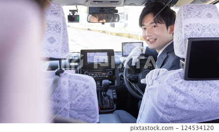 計程車司機和顧客 計程車司機和顧客 124534120