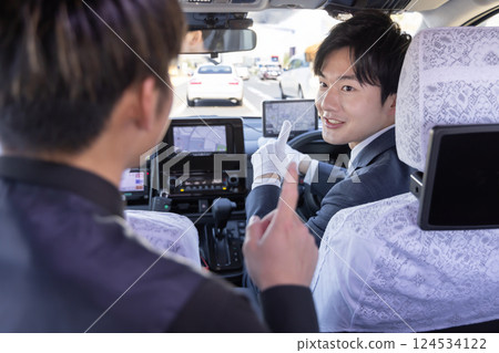 計程車司機和顧客 計程車司機和顧客 124534122