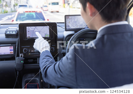 計程車司機使用導航 124534128
