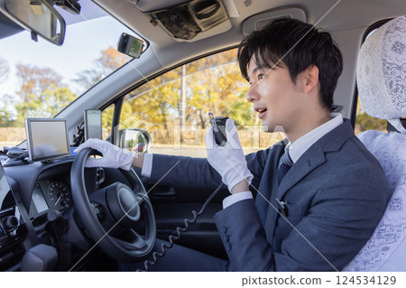 計程車司機使用無線電 計程車司機使用無線電 124534129