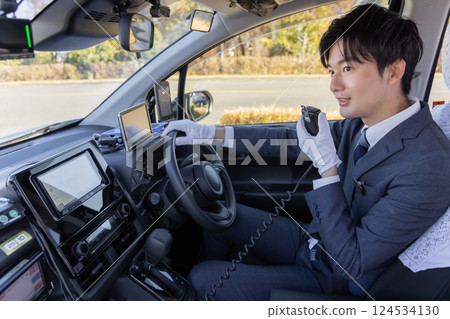 計程車司機使用無線電 計程車司機使用無線電 124534130