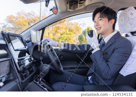 計程車司機使用無線電 計程車司機使用無線電 124534131