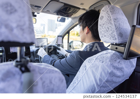 計程車司機的背影 124534137