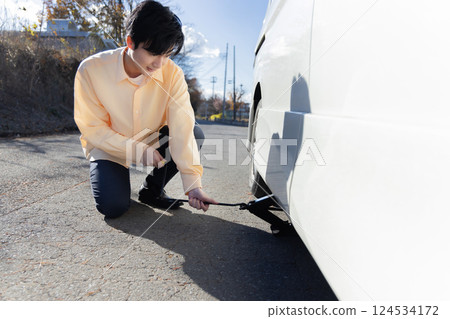 更換汽車輪胎，爆胎，更換輪胎 124534172