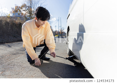 更換汽車輪胎,爆胎,更換輪胎 更換汽車輪胎,爆胎,更換輪胎 124534173