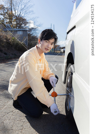 更換汽車輪胎，爆胎，更換輪胎 124534175