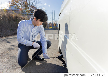 更換汽車輪胎，爆胎，更換輪胎 124534178
