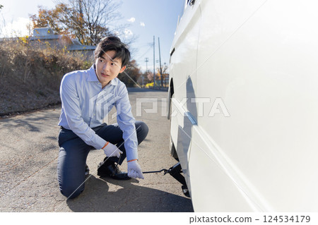 更換汽車輪胎，爆胎，更換輪胎 124534179