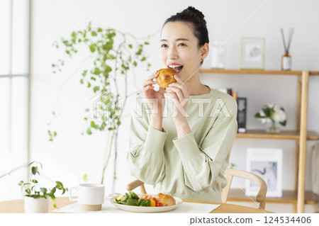 woman eating at home 124534406