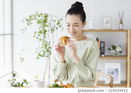 woman eating at home 124534412