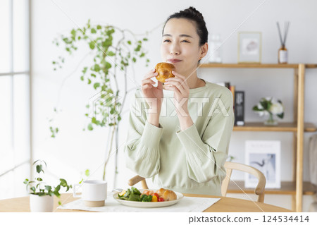 女人在家吃飯 124534414