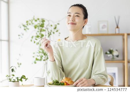 女人在家吃飯 女人在家吃飯 124534777