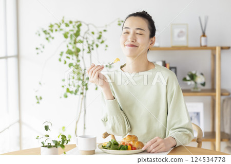女人在家吃飯 女人在家吃飯 124534778
