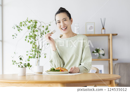 woman eating at home 124535012
