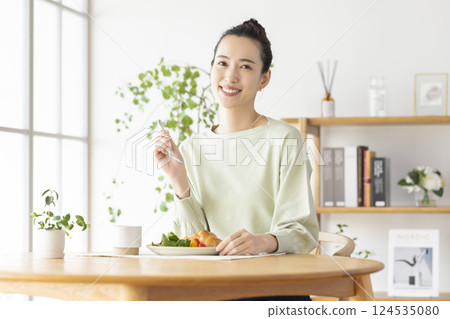 女人在家吃飯 124535080