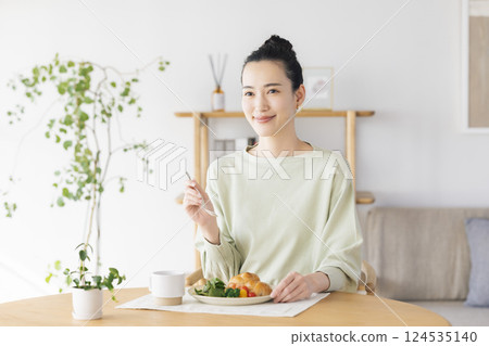 woman eating at home 124535140