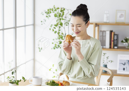 女人在家吃飯 女人在家吃飯 124535143