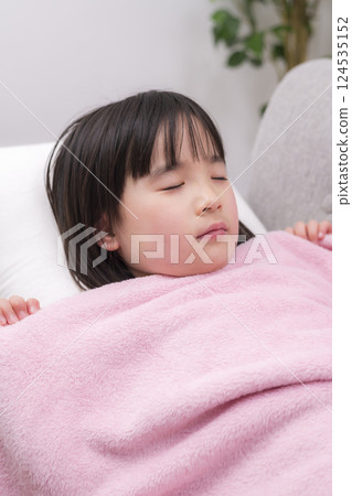 在沙發上小睡的女孩 在沙發上小睡的女孩 124535152