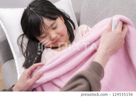 一名小學生因發燒請假並照顧她 一名小學生因發燒請假並照顧她 124535156