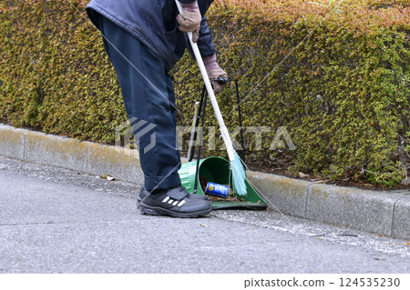 日本橫濱城市景觀:亂丟空罐…美化環境…老人家將來也要工作嗎? 日本橫濱城市景觀:亂丟空罐…美化環境…老人家將來也要工作嗎? 124535230