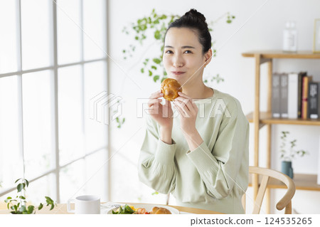 woman eating at home 124535265