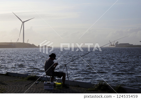 港口風光：岸邊的漁民和風力渦輪機 124535459