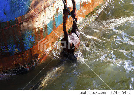 港口風景大型船舶的錨鏈 港口風景大型船舶的錨鏈 124535462