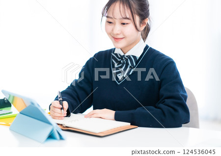 高中學生透過平板電腦上網課 高中學生透過平板電腦上網課 124536045