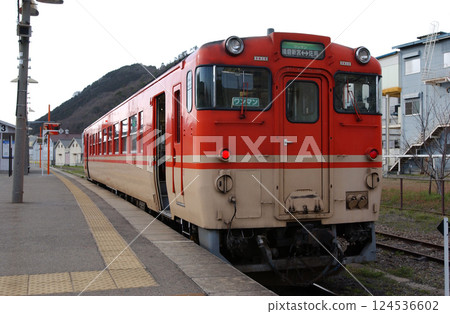 一列當地的單人火車停在鄉村車站 一列當地的單人火車停在鄉村車站 124536602
