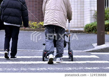日本橫濱城市景觀：階梯與不平坦的路面......老化社會（這名男子戴著口罩）......= 31 日的橫濱市 124536666